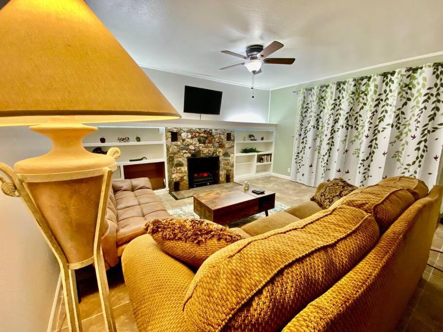 草谷Home Sweet Home in Grass Valley的带沙发和壁炉的客厅