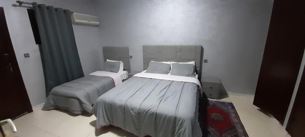 AssaHôtel Nidaros的一间卧室,配有两张床