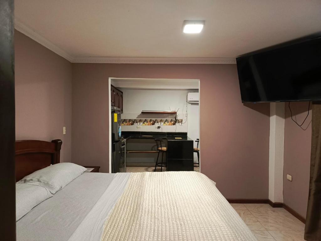 马查拉Mimo'Suits & rooms的一间卧室配有一张床和一台平面电视