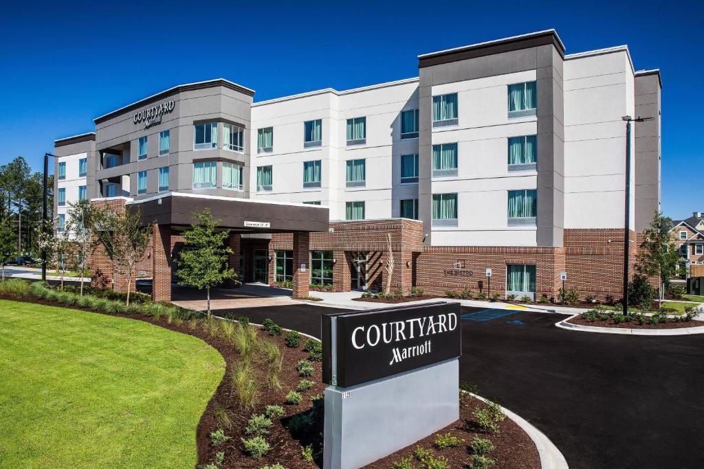 凯斯Courtyard by Marriott Columbia Cayce的建筑前有标志的酒店