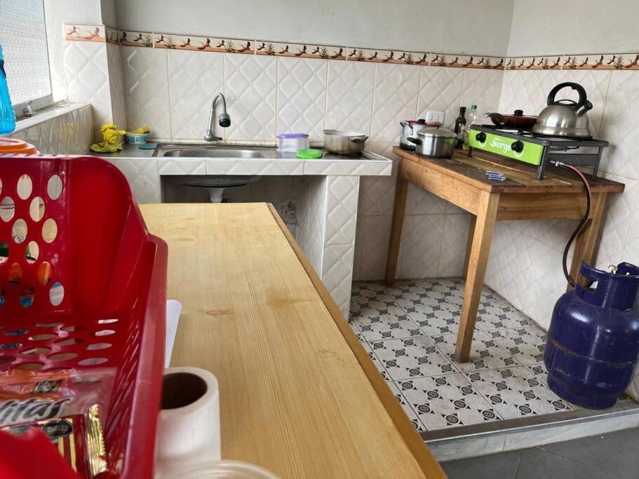 HuantaYachanapaq Wasi III的一个带桌子和水槽的小厨房
