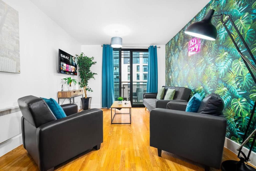 伯明翰Funky Arcadian Center Apartment By Azura Nights的客厅配有两张沙发和壁画