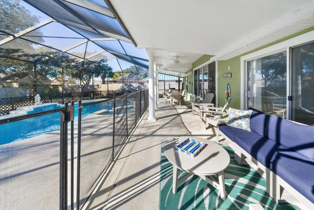 SunnysideSea-renity Home的享有游泳池景致的阳台