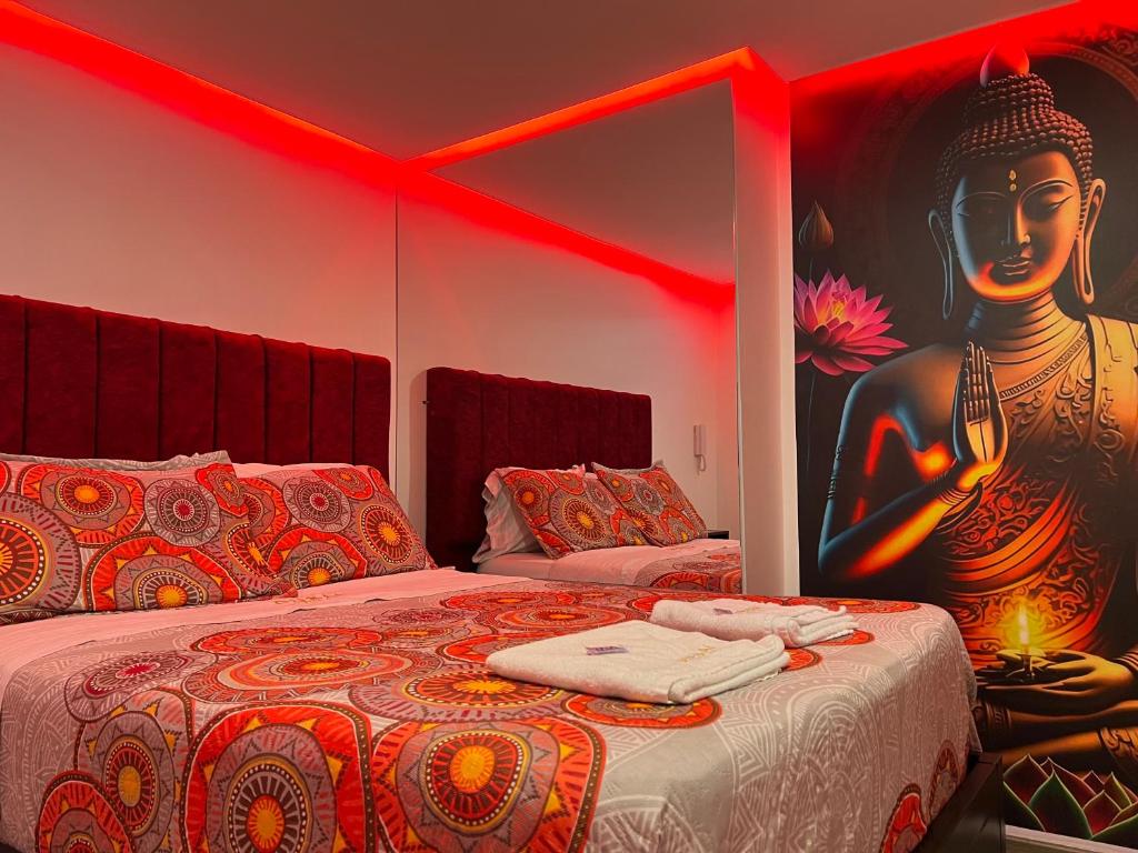 波哥大Dubai VIP Motel的一间设有一张床铺的房间,墙上挂着一幅大画