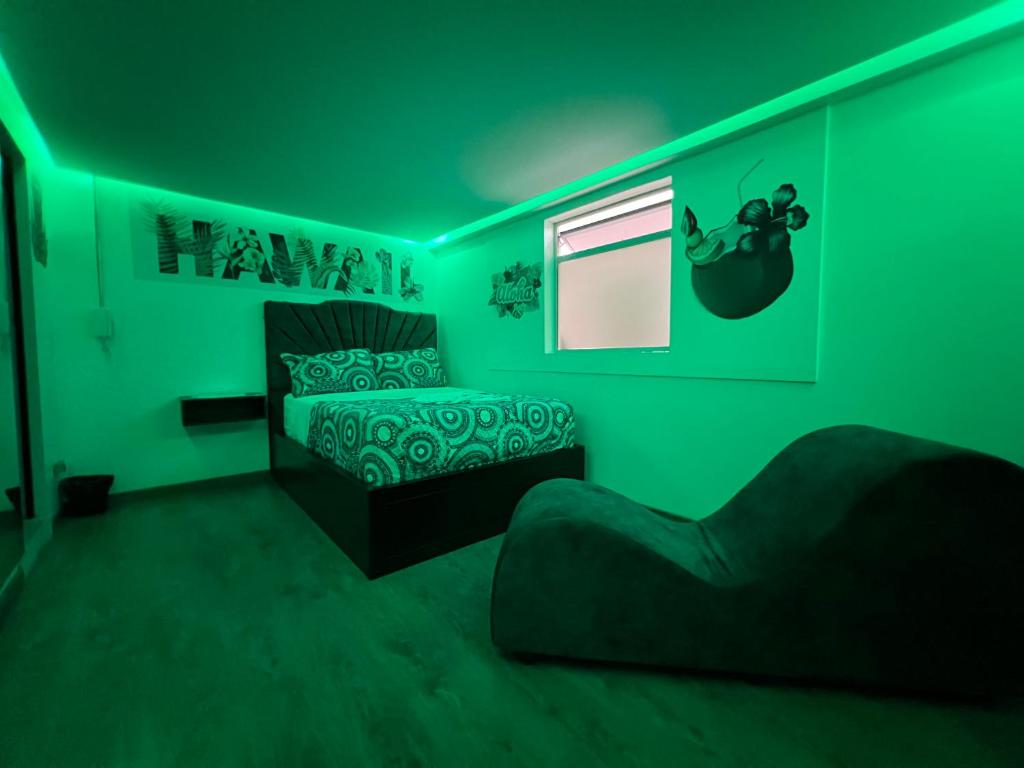 波哥大Dubai vip的绿色客房 - 带床和椅子