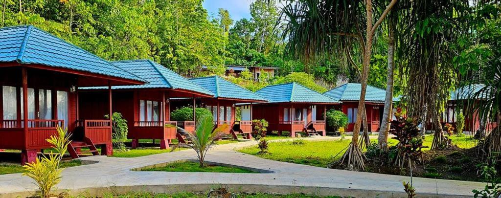 TapokrengRaflow Resort Raja Ampat的一排蓝色屋顶的红色房子