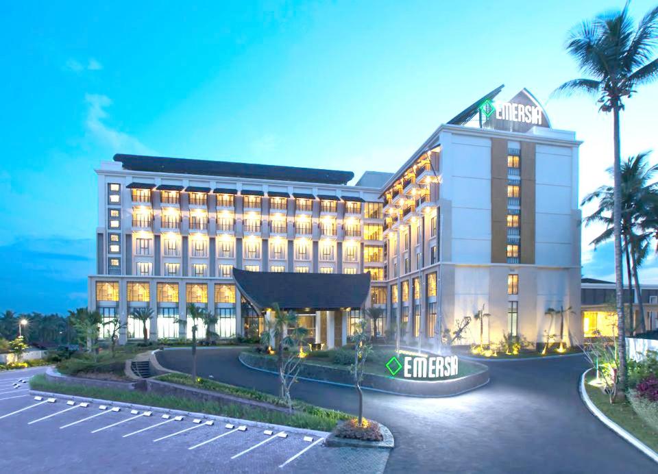 BatusangkarEmersia Hotel & Resort Batusangkar的 ⁇ 染了那毫克的宏伟酒店和赌场
