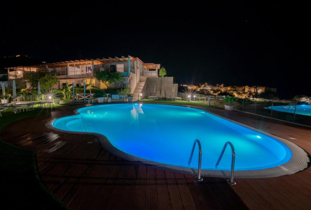 特罗佩阿Residence New Paradise的夜间大型蓝色游泳池