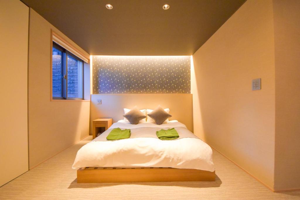 奈良Hotel Rokune的卧室配有白色的床和窗户