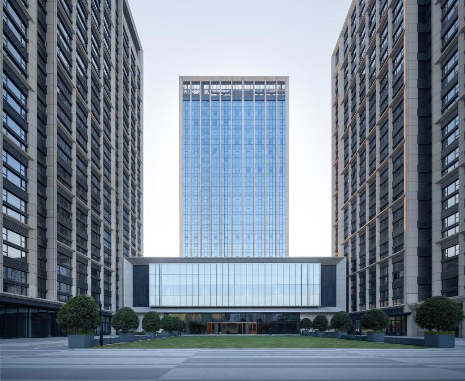 杭州杭州滨江开元名都大酒店的两幢高楼中间的高玻璃建筑