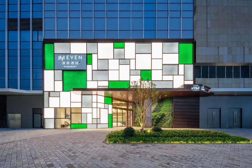 中山EVEN Hotel 中山中心逸衡酒店的一座有绿色和白色方块的建筑