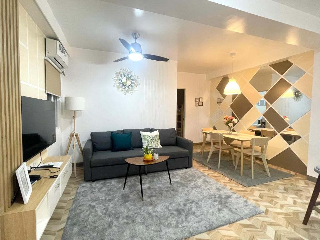 卡尔巴约A’s Penthouse - Calbayog的客厅配有沙发和桌子