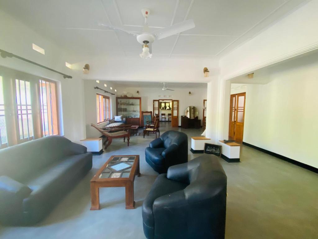 高尔Happy Valley Residence Unawatuna的客厅配有两张沙发和一张桌子