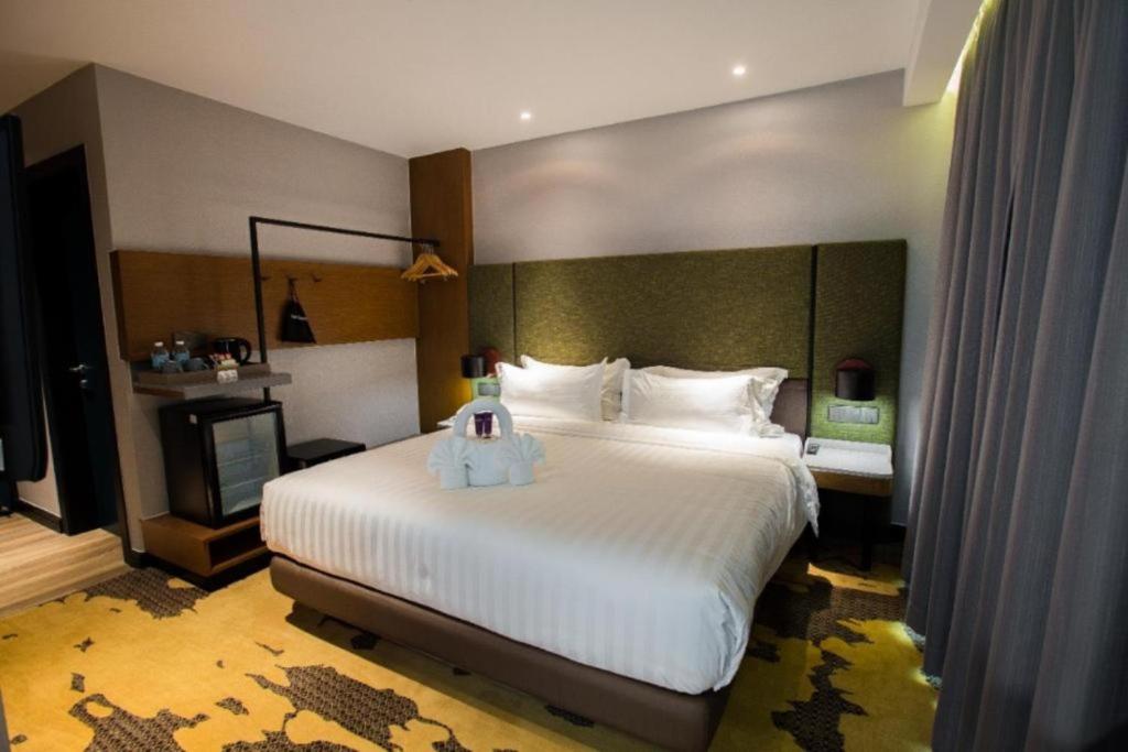 哥打京那巴鲁柯达京巴那巴鲁国王公园酒店的卧室配有一张白色大床