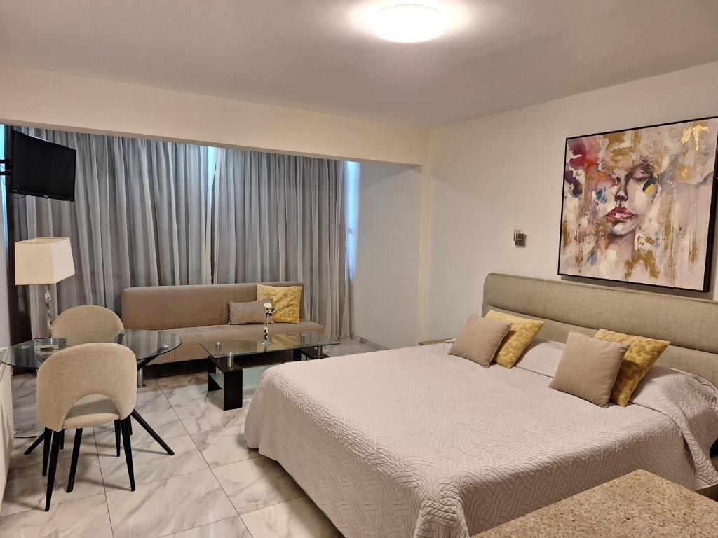利马索尔玛丽安娜酒店式公寓 的一间卧室设有一张床和一间客厅。