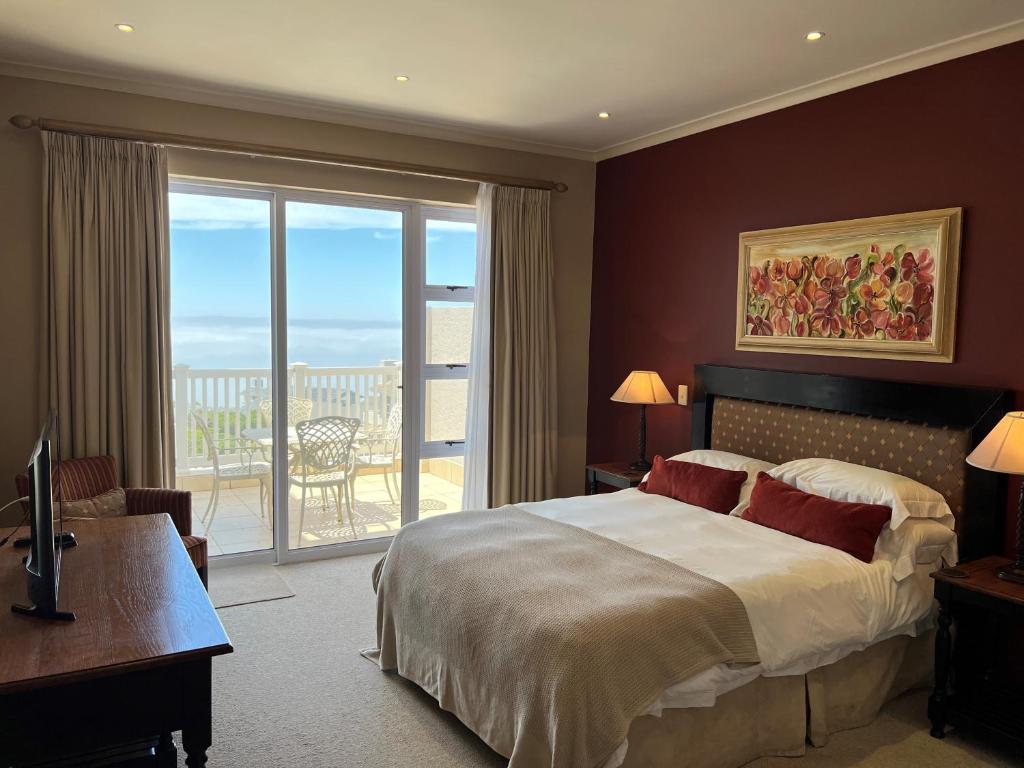 莫塞尔湾La Best Pinnacle Point Lodges & Villa的酒店客房设有一张床和一个大窗户