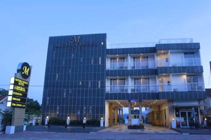 巴利盖Mutiara Balige Hotel的前面有标志的大建筑