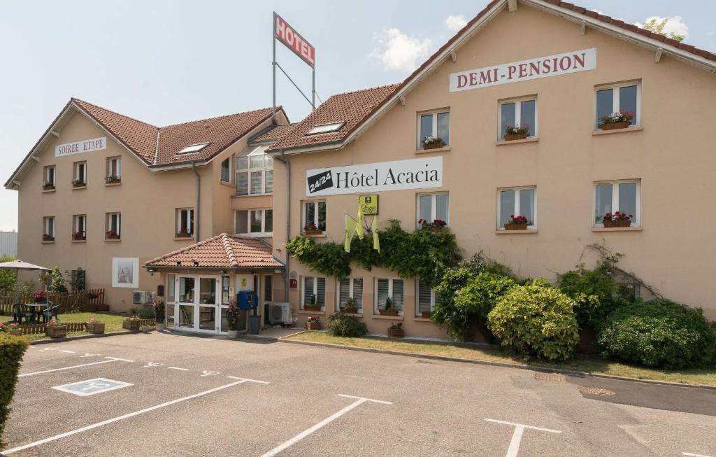 吕内维勒Hôtel Acacia Nancy sud Lunéville的前面有一个停车位的酒店
