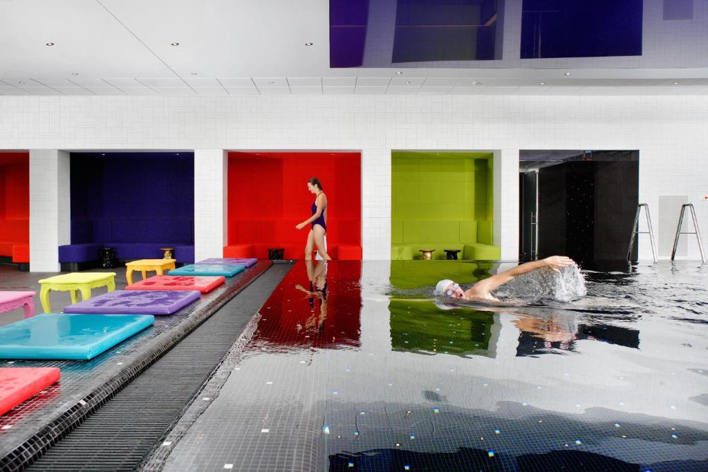 安特卫普安特卫普皇冠假日酒店的一群人在游泳池游泳