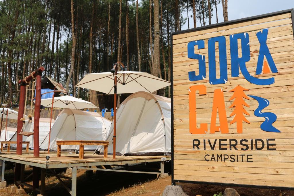 PalayanganSoraCai Riverside Campsite的帐篷标志和营地标志