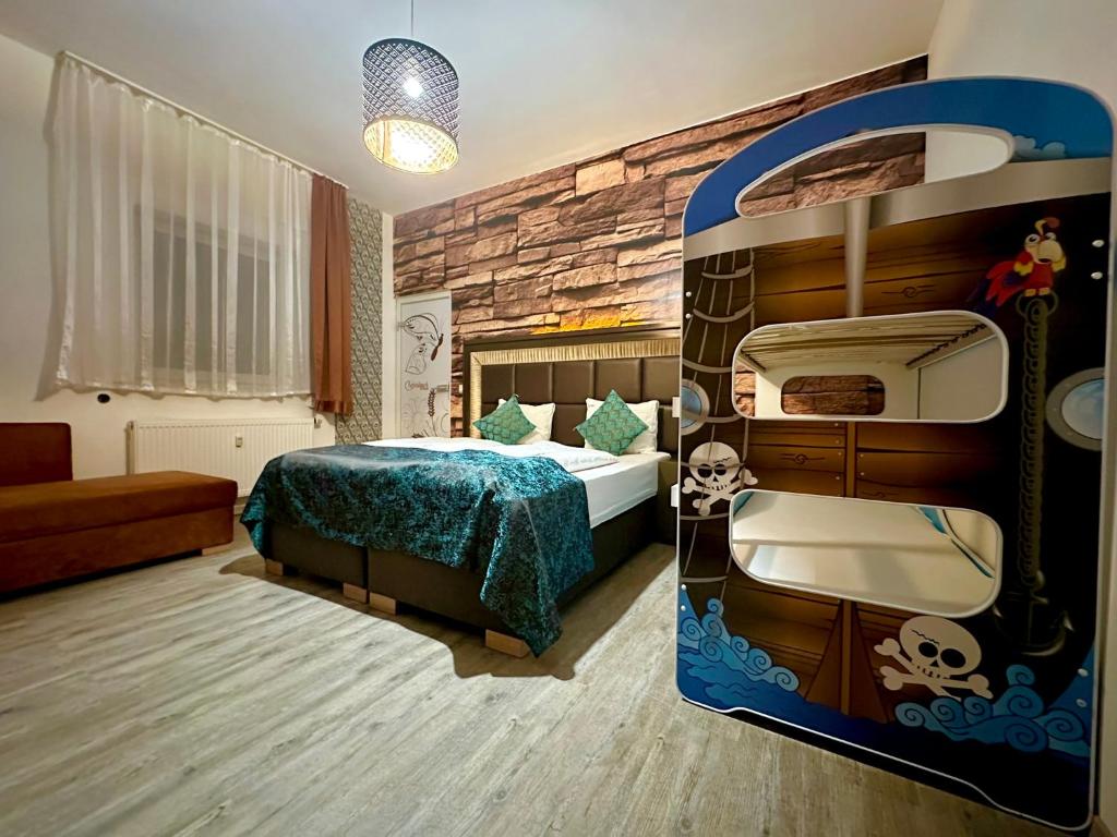 金茨堡Pension Kristalpark的一间卧室配有海盗船主题双层床