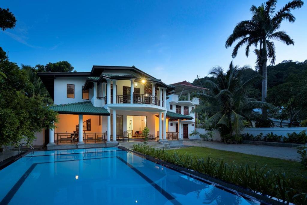 乌纳瓦图纳Star Light Villa的一座房子前面设有游泳池