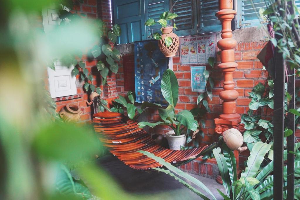 永隆Mekong Pottery Homestay, Green-Friendly & Boat Tour的砖墙上放着一堆植物