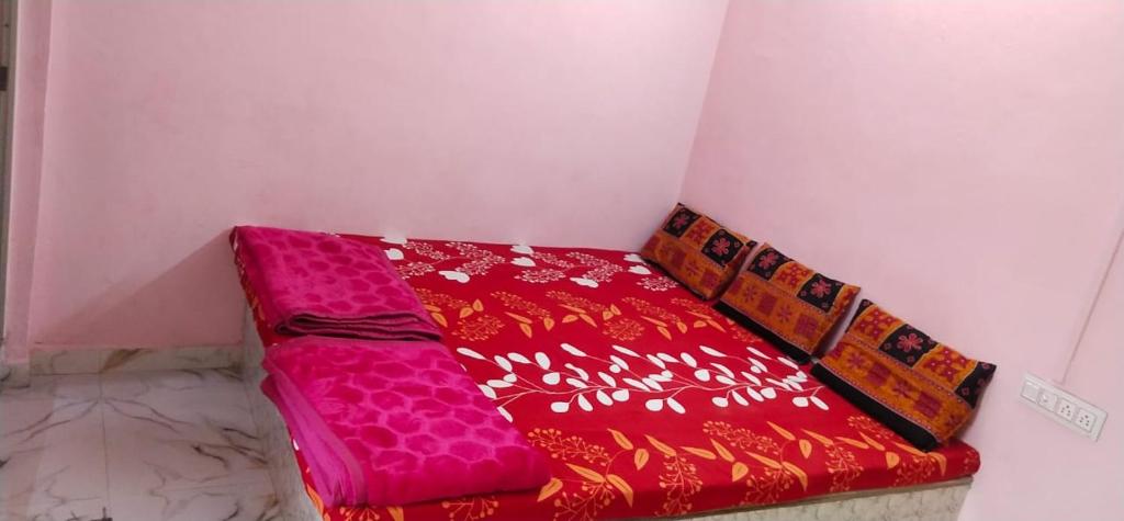 乌贾因Hotel Parvati Stey Home Ujjain的坐在房间的角落里的红色沙发