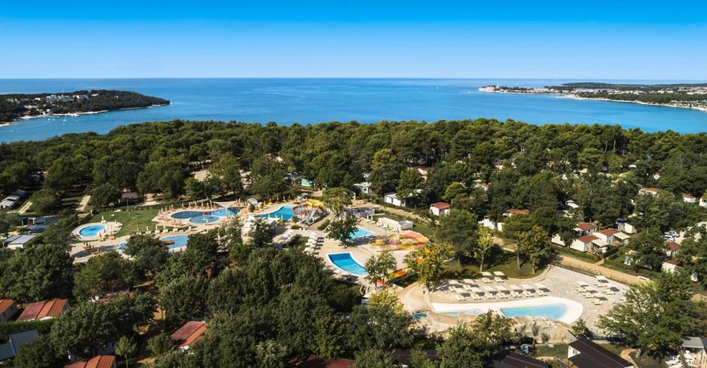 波雷奇Camping Lanterna Premium Resort - Vacansoleil Maeva的享有度假村的空中景致和水上公园