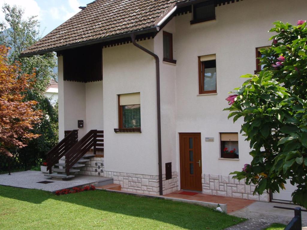 博维茨Sobe Vera的一间白色的房子,有棕色的门和一个院子