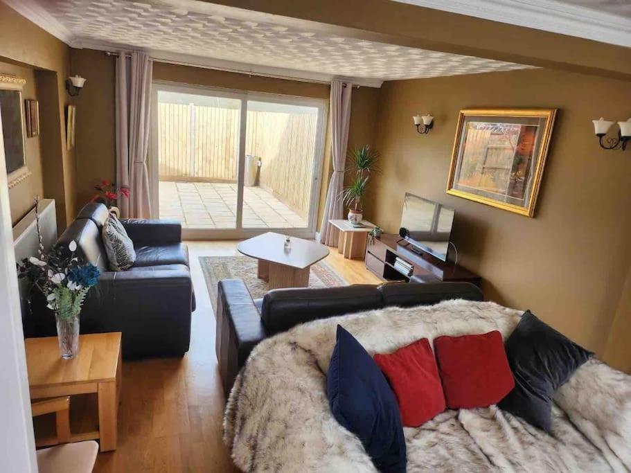 新港Heath Farm cottage的客厅配有沙发和桌子