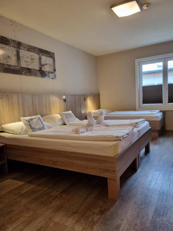 蒂罗尔州圣约翰Cubo Sport & Art Hotel的一间卧室,在房间内配有两张大床
