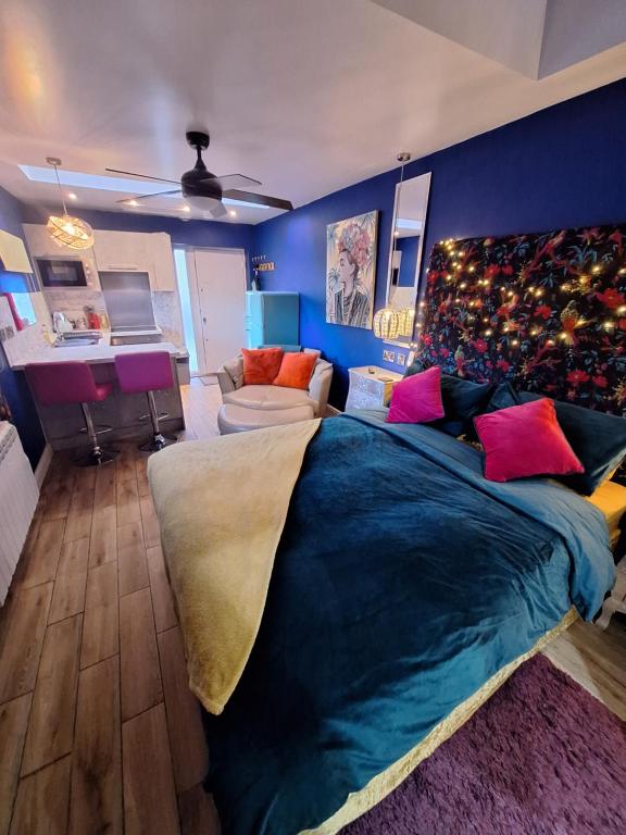 马特洛克Park House Studio的一间卧室配有一张大蓝色的床和色彩缤纷的枕头