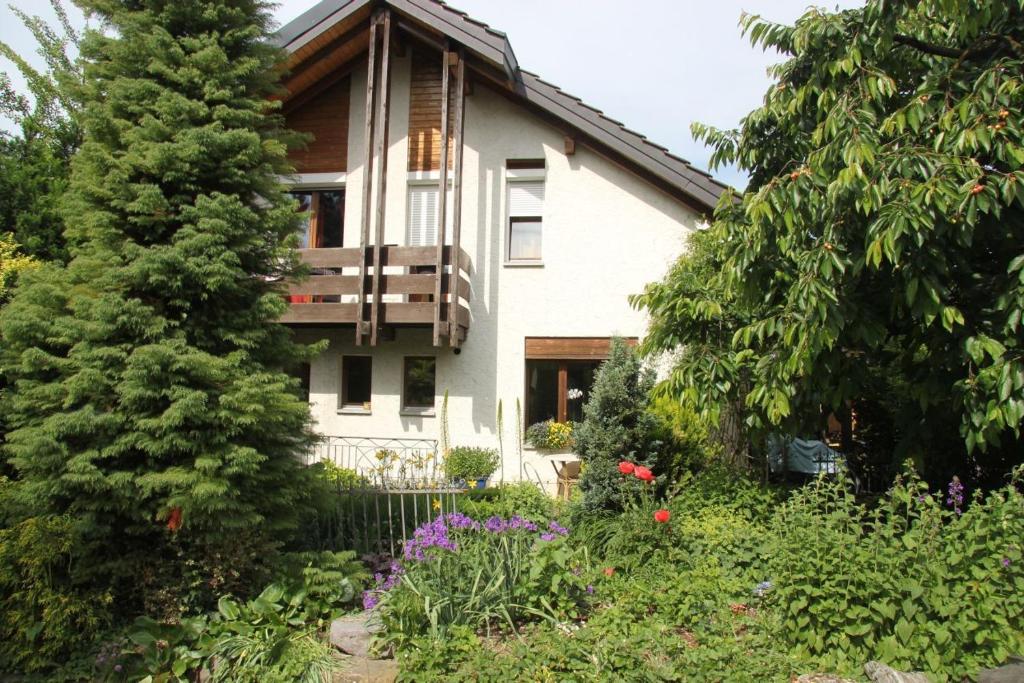 格鲁特维普夫住宿加早餐酒店的前面有花园的房子