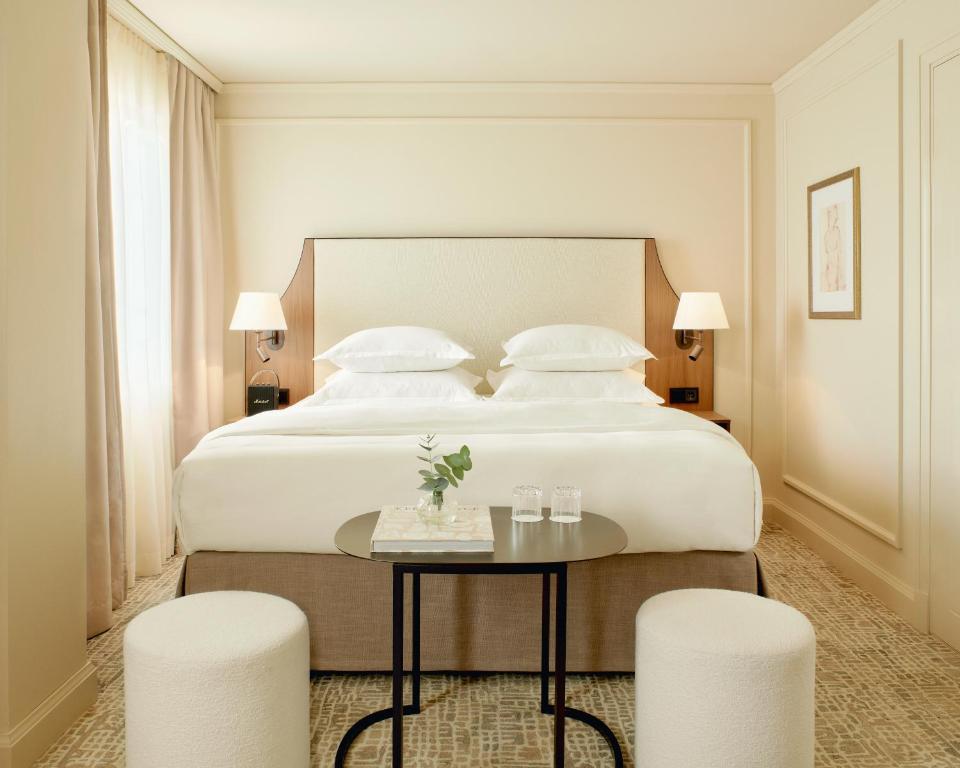 斯德哥尔摩Villa Dahlia的一间卧室配有一张大床、一张桌子和凳子