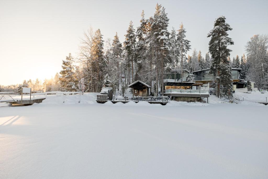 Asikkala雷蒙卡基度假酒店的冰冻湖旁的雪舱