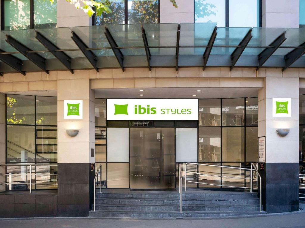 悉尼ibis Styles Sydney Central的前面有条纹标志的建筑