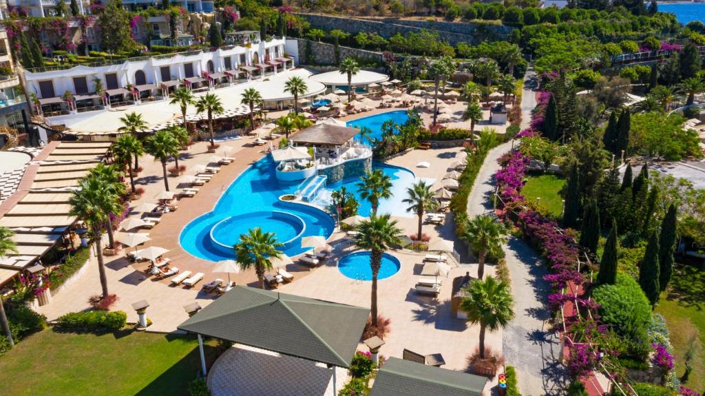 图尔古特雷斯仙吉康乐度假酒店的享有带游泳池的度假村的空中景致