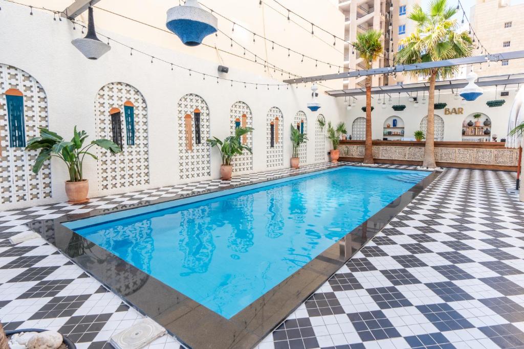 科威特Al Salam Hotel的一座带瓷砖地板的别墅内的游泳池