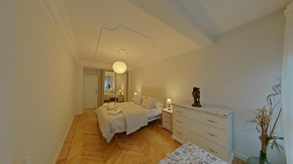 桑托尼亚Casa Angela的一间卧室配有一张床、梳妆台和镜子