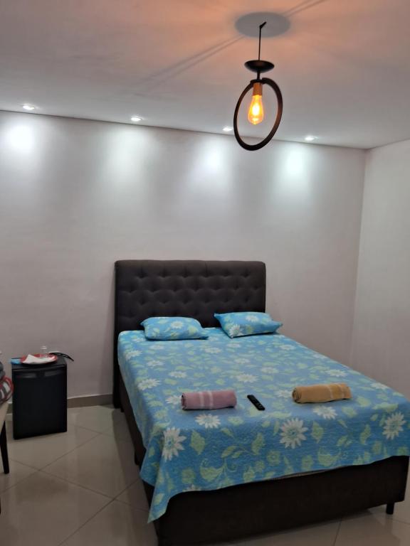 瓜鲁柳斯suite Perto do aeroporto de guarulhosAv Jovita 401的一间卧室配有一张带两个枕头的床