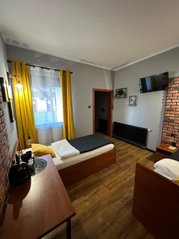 科希强Hotel Nenufar Premium的卧室配有一张床和一张桌子