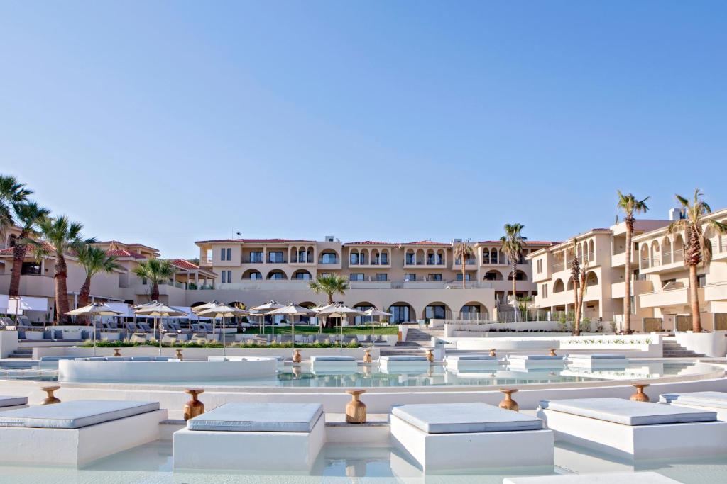 阿菲托斯Cora Hotel & Spa的享有度假村游泳池的景致。