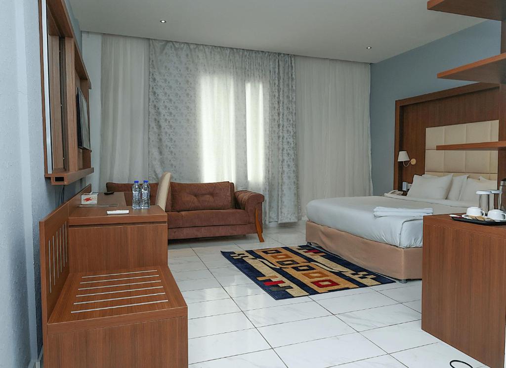 阿克拉San Marino Hotel的酒店客房,配有床和沙发