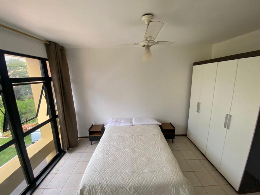 巴西利亚kitnet sudoeste proximo de comercios的一间卧室配有一张床和吊扇