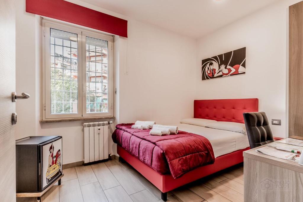罗马卡苏民宿的一间卧室配有红色的床和电视