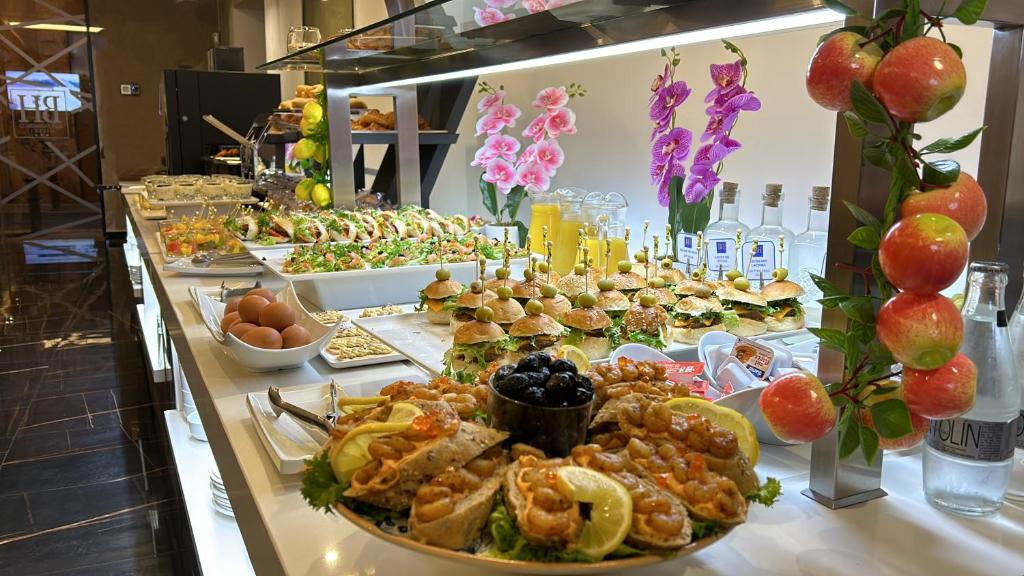 阿利坎特Hotel BH San Francisco Alicante的包含多种不同食物的自助餐