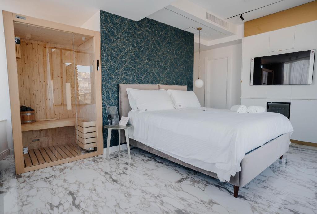 那不勒斯POETICA BOUTIQUE SKY HOTEL的卧室配有一张白色大床和镜子