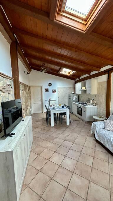 菲乌米奇诺Casa vacanze profumo di mare的一间带桌子的客厅和一间厨房