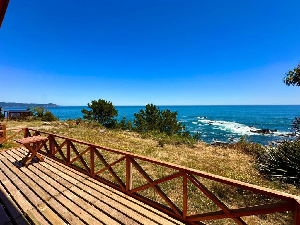 瓦尔迪维亚Cabañas Vista al Mar的木凳,位于俯瞰大海的山顶上